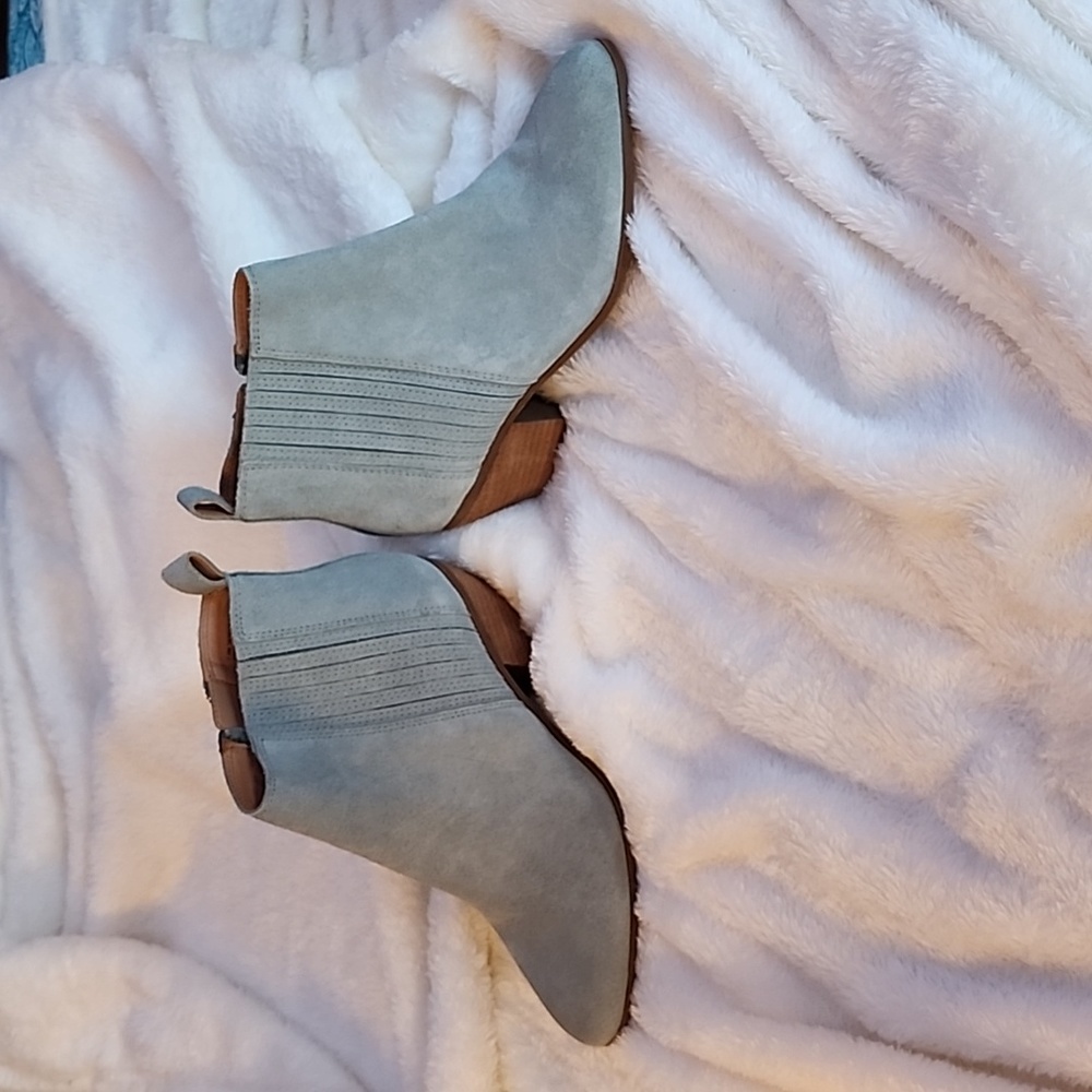 Frye and Co. NWOT sage green suede ankle booties